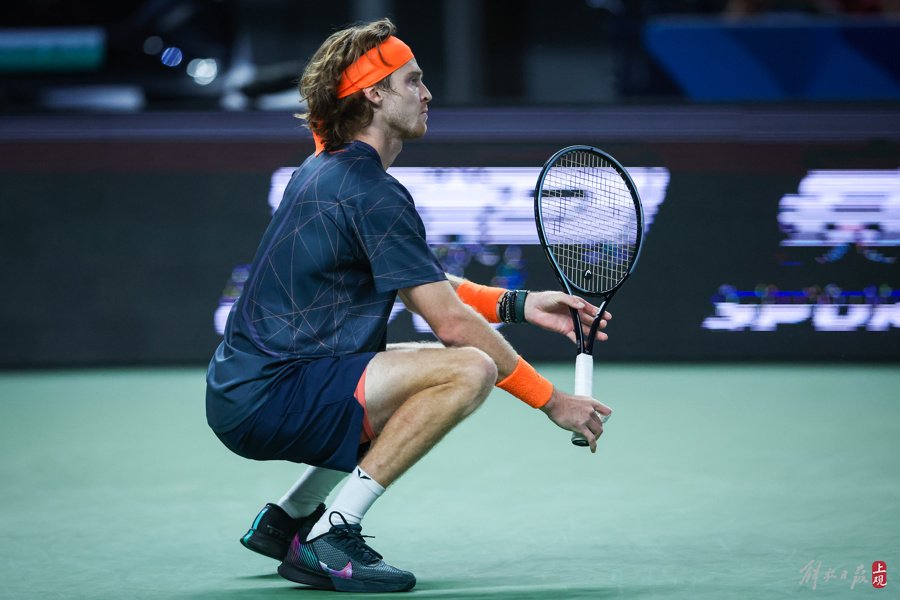 关于法国网球队碾压西班牙网球队，费德勒绝境逆转的信息