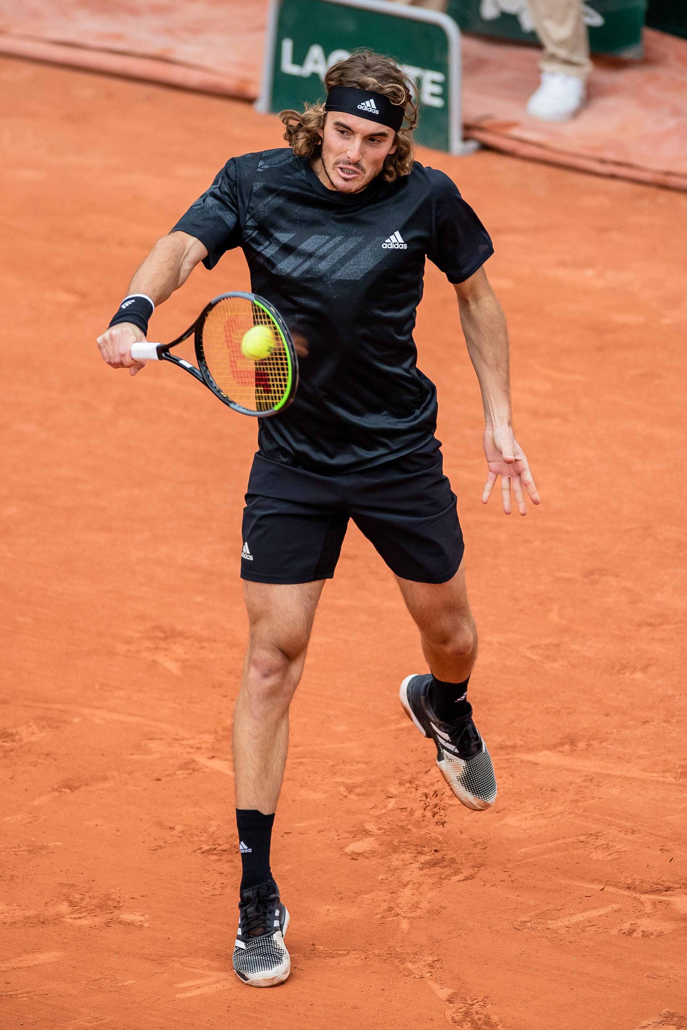 关于法国网球队绝地反击日本网球队，西西帕斯送出助攻的信息