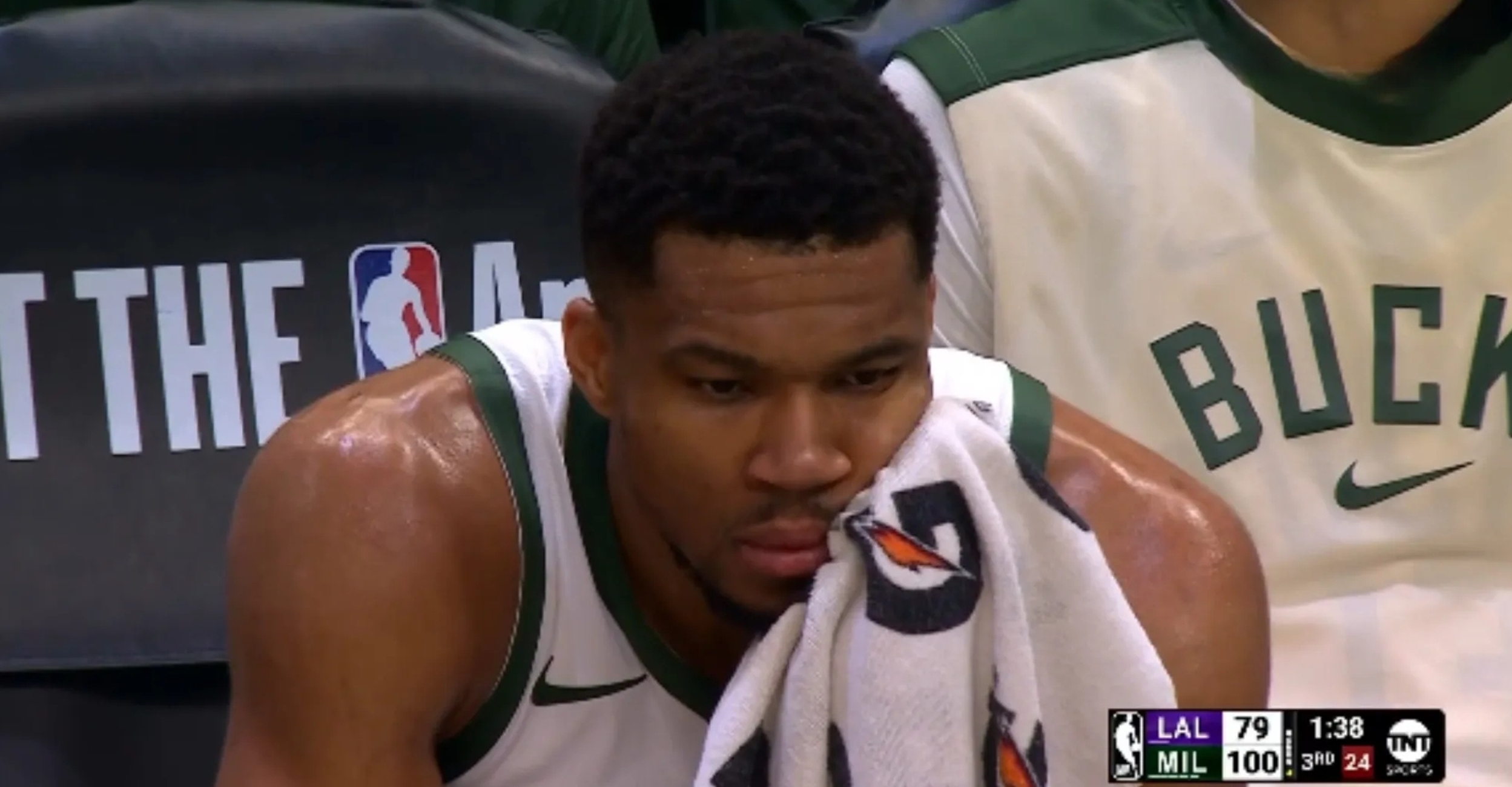 雄鹿强势湖人B队，恩比德绝境逆转的简单介绍