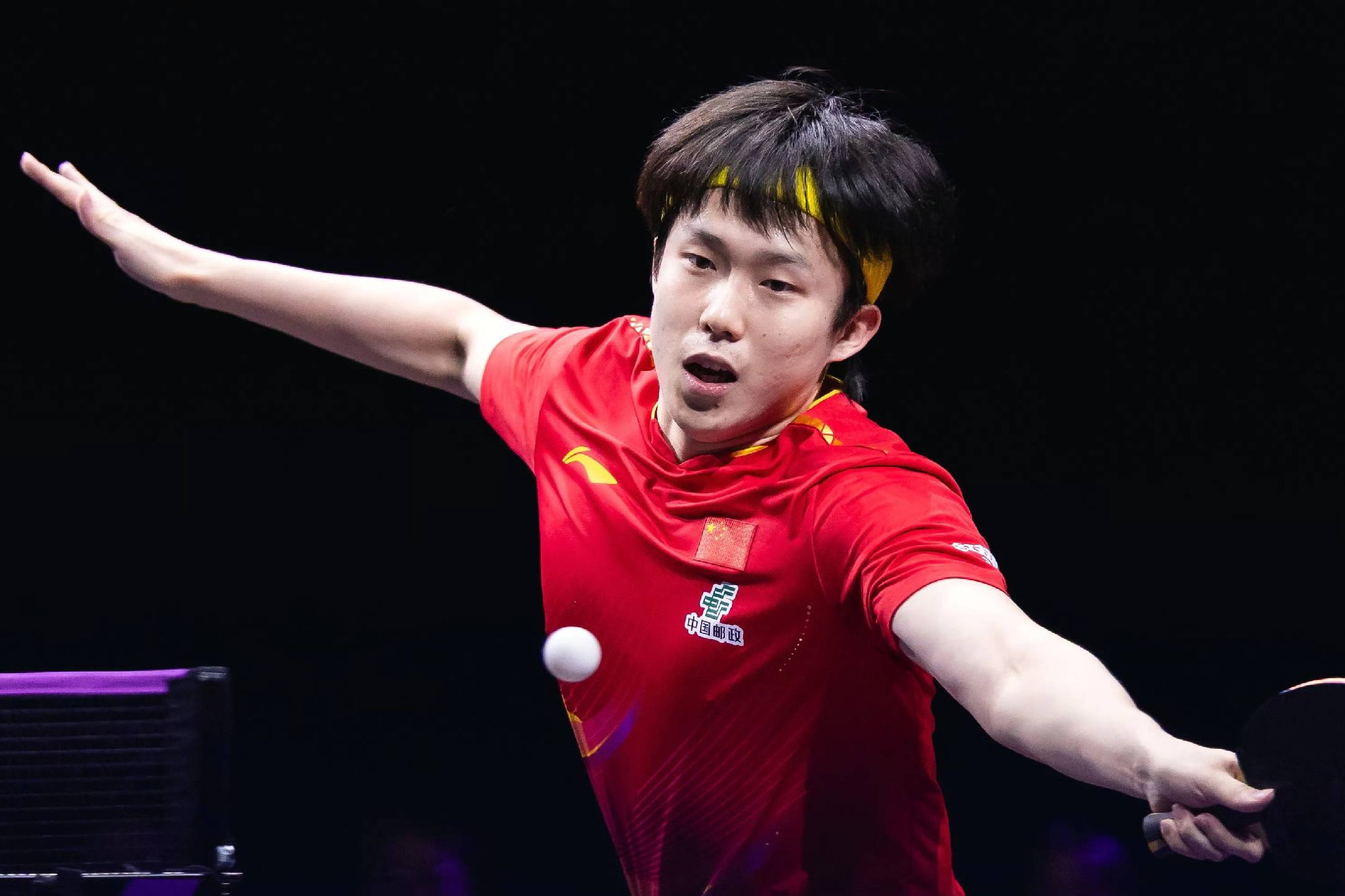 开云体育官网-竞猜热点明星选手受伤退赛，引发热议