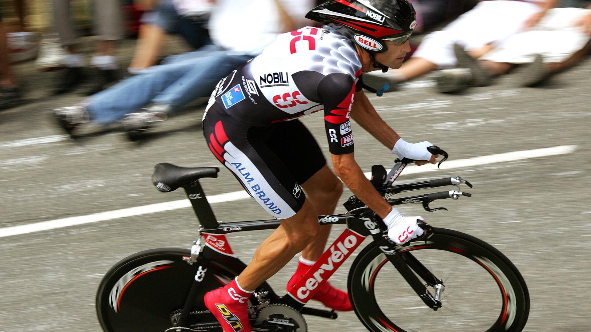 孤勇者，汉密尔顿一肩扛起迈凯伦，横扫索伯的沉默战歌