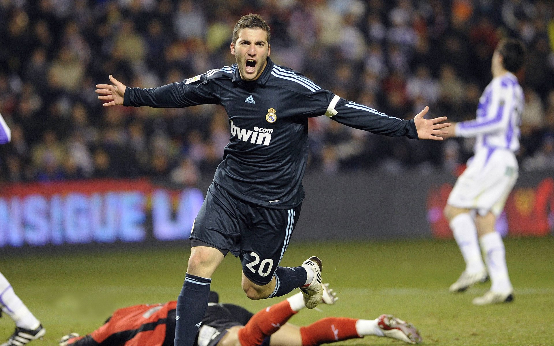 重剑无锋,波尔扛起全队,在最后20秒的暗影中为日本劈开胜利之光